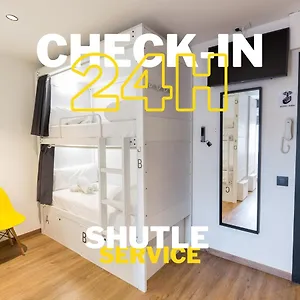 Airhostel Barcelona Airport 24h אכסניה